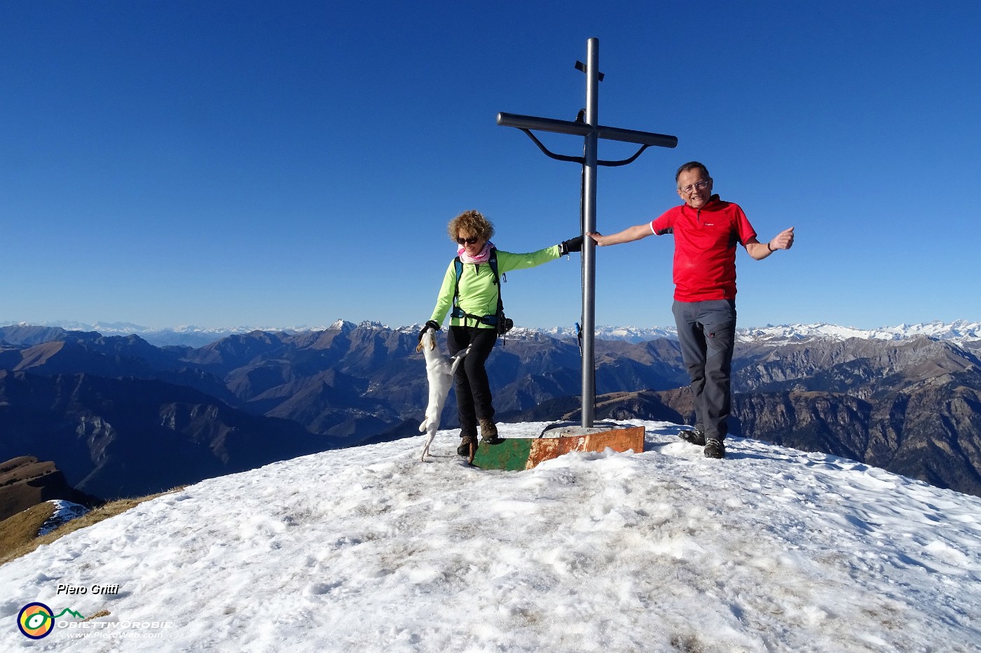 04 Alla nuova croce di vetta di Cima Menna (2300 m).JPG -                                